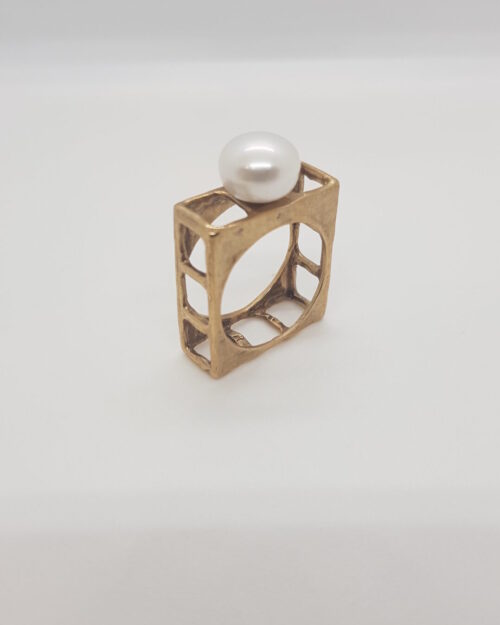 Anello quadrato in bronzo e perla