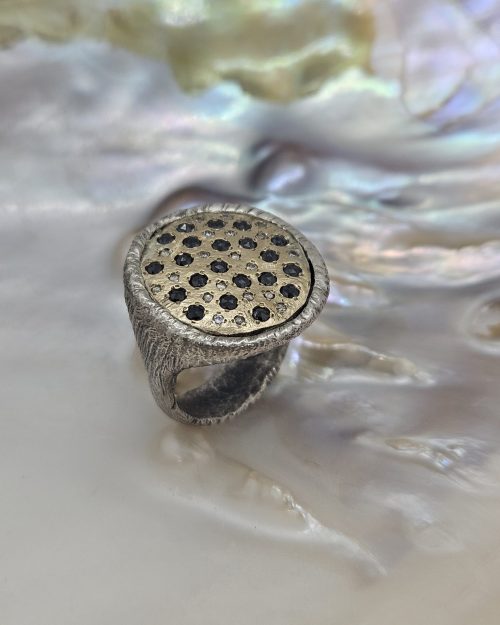 Anello chevalier in argento, oro e pave di diamanti