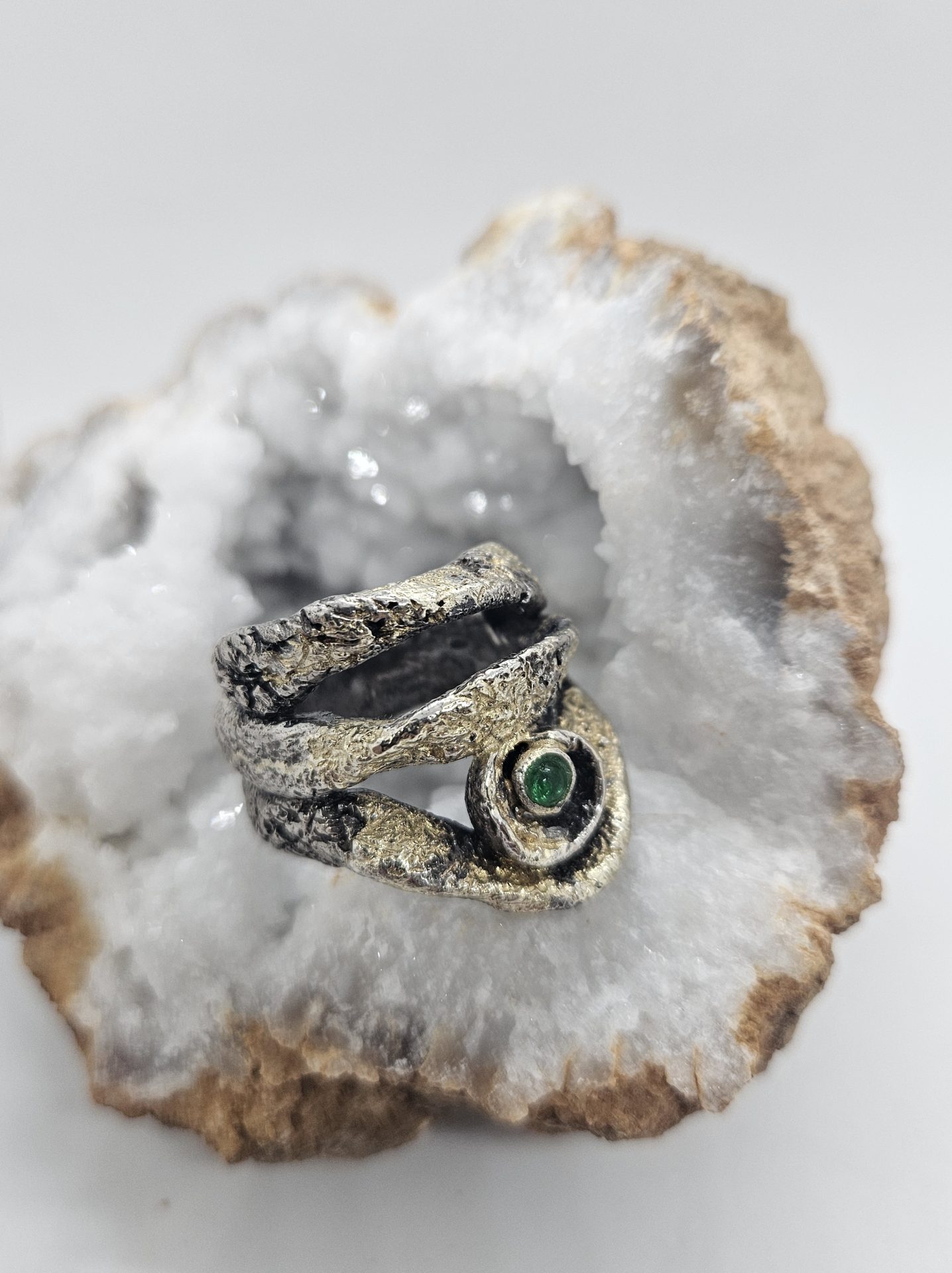 Anello artigianale in argento, oro e tsavorite - immagine 5