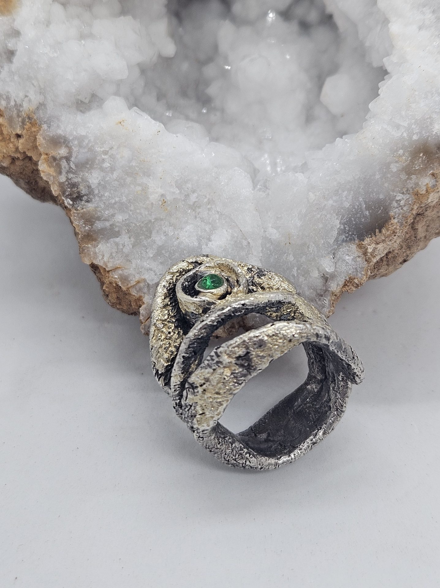Anello artigianale in argento, oro e tsavorite - immagine 4