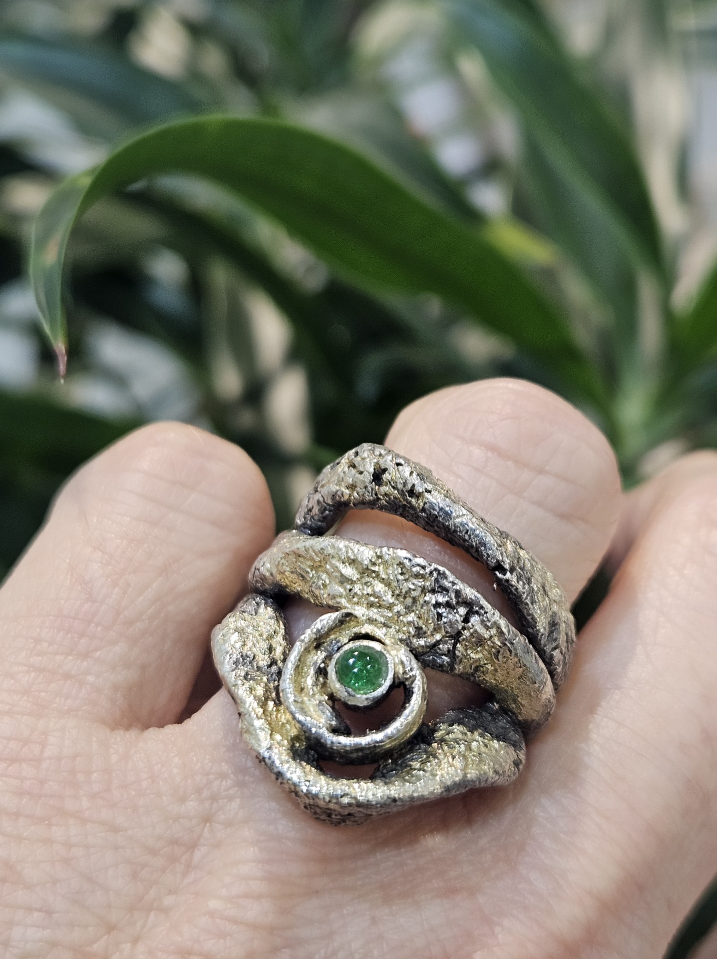 Anello artigianale in argento, oro e tsavorite - immagine 3