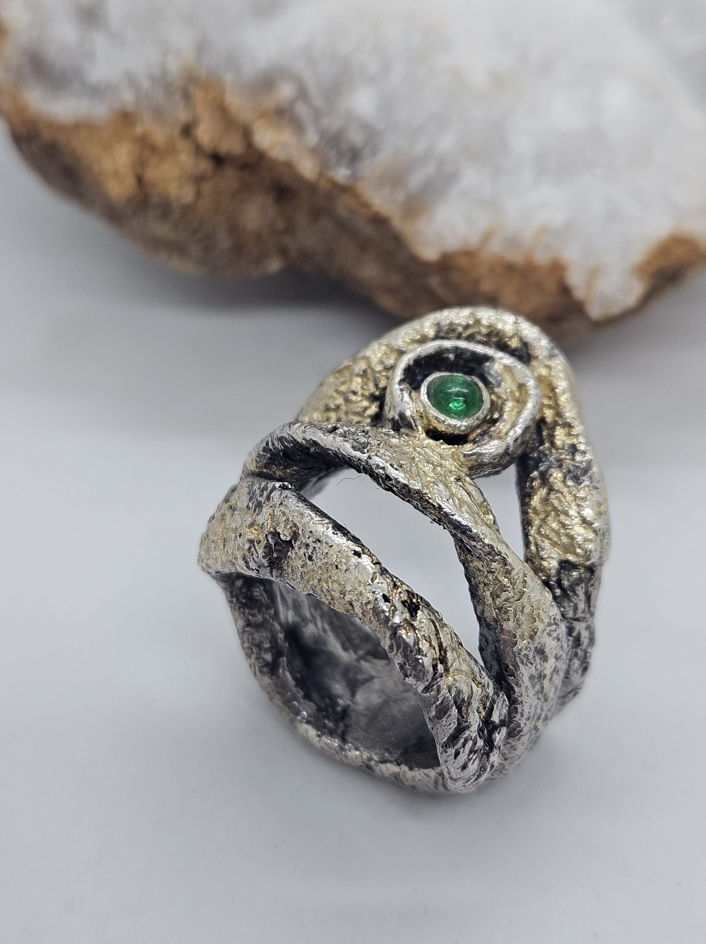 Anello artigianale in argento, oro e tsavorite - immagine 2