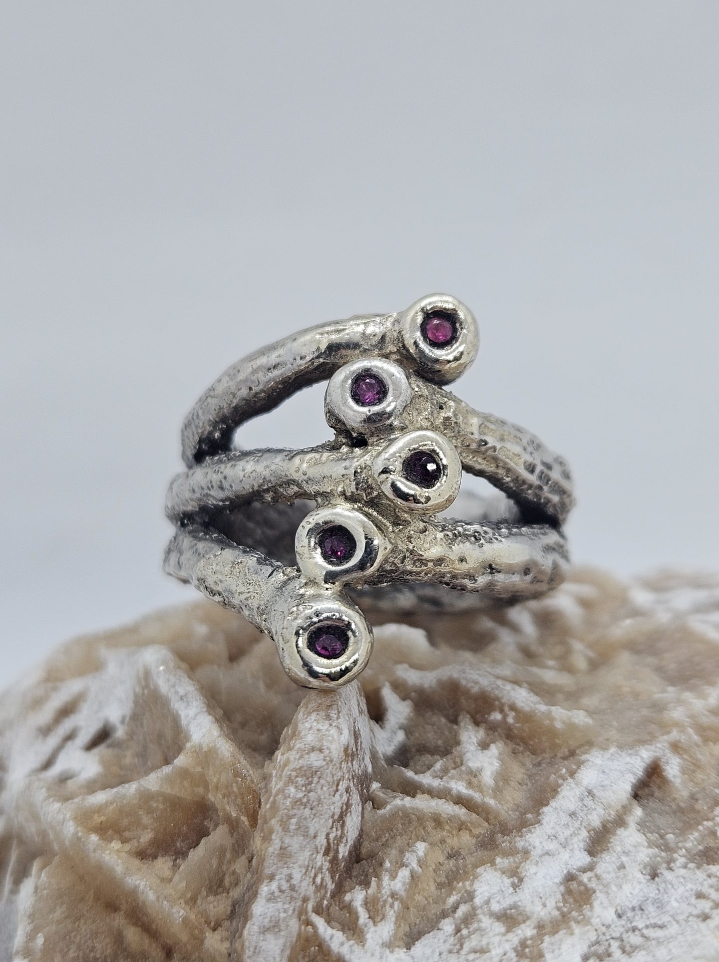 Anello artigianale in argento, oro e zaffiri rosa - immagine 3