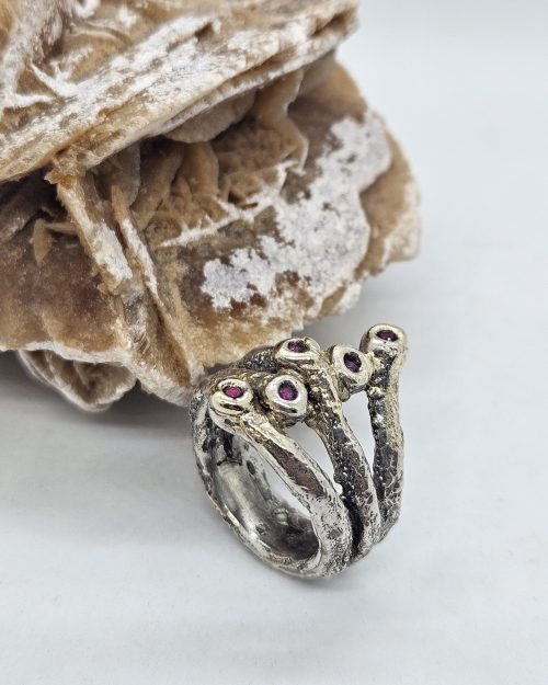 Anello artigianale in argento, oro e zaffiri rosa