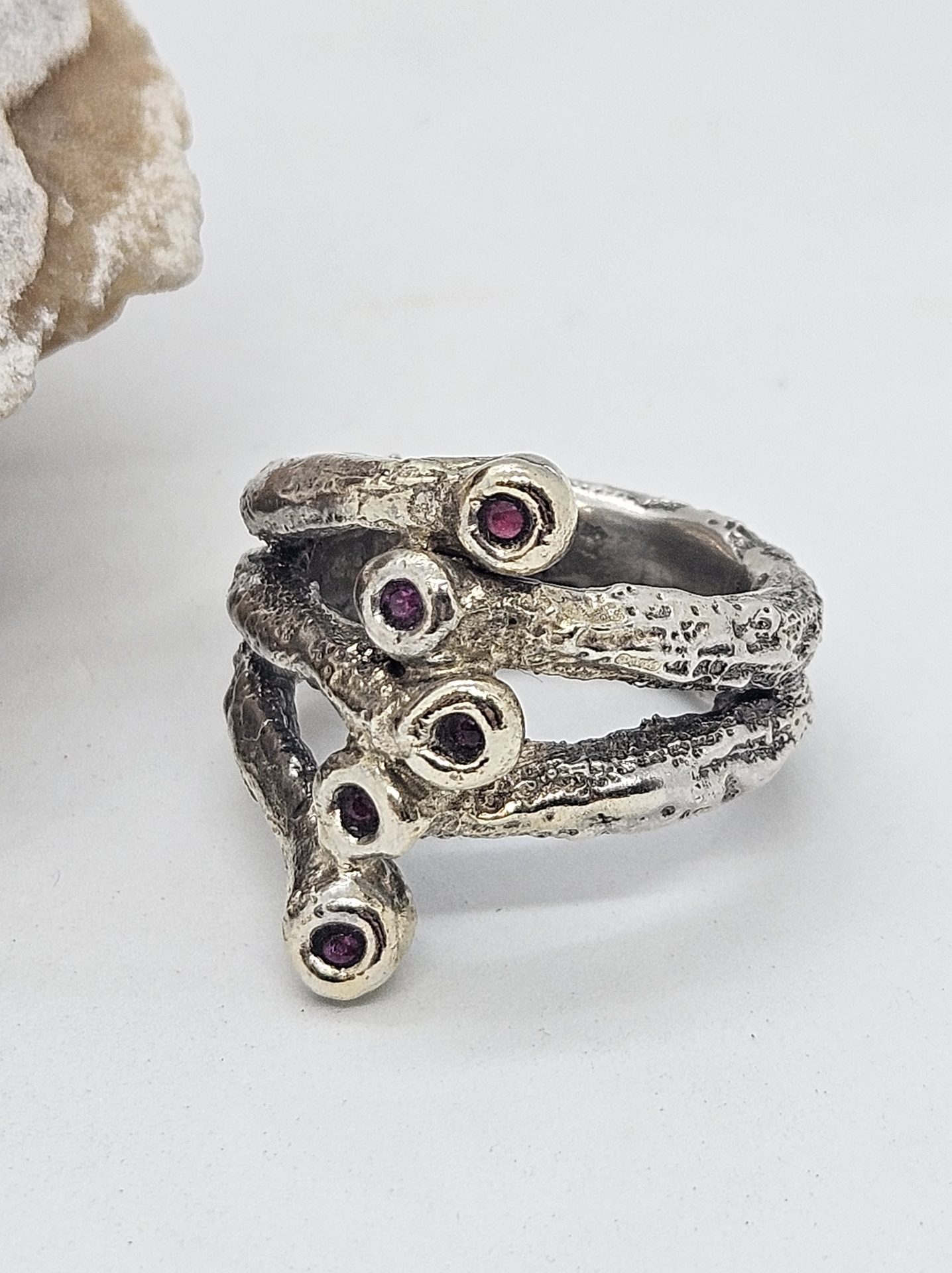 Anello artigianale in argento, oro e zaffiri rosa - immagine 2