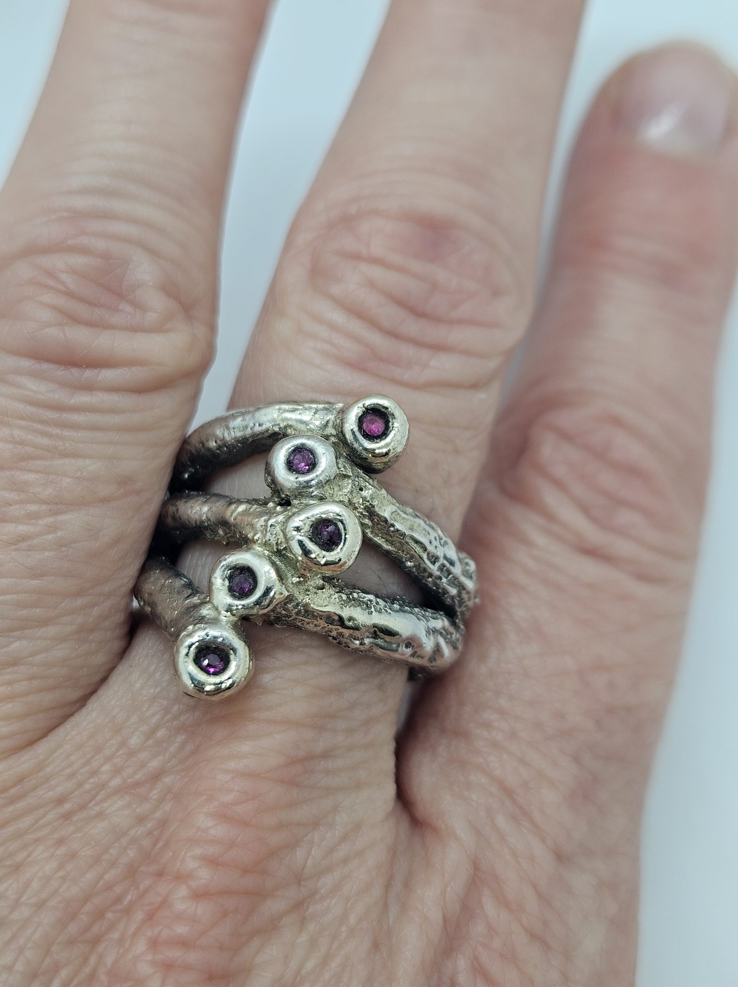 Anello artigianale in argento, oro e zaffiri rosa - immagine 4
