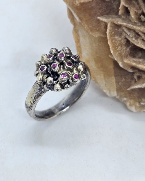 Anello artigianale in argento, oro e zaffiri